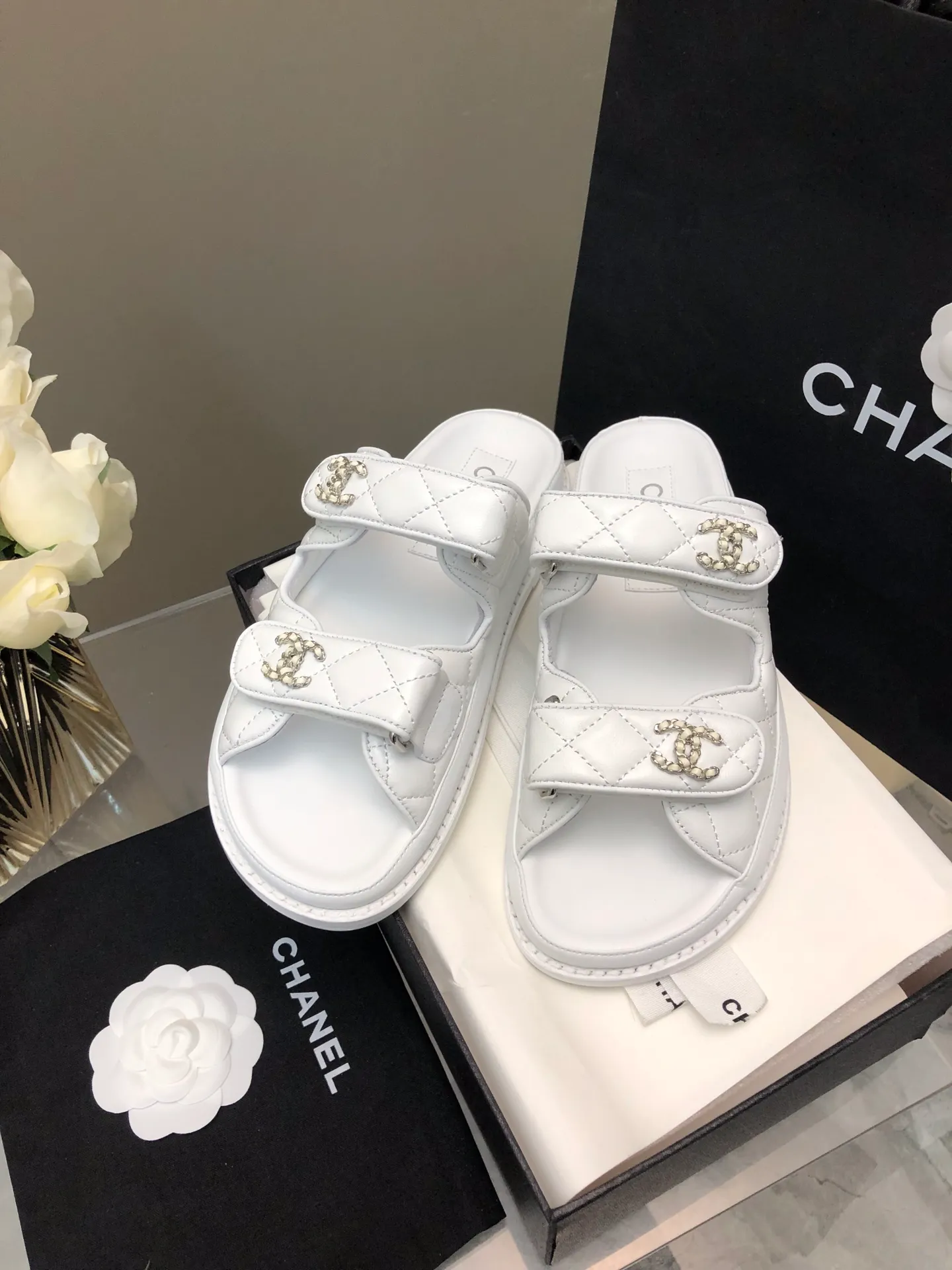 👟👟Ex-factory price 480👟👟 2024 chanel 24👟👟Ex-factory price Sandals new products Xiaoxiang Velcro slippers 24 spring and summer new products The transformation of classic models, so beautiful! Diamond platform platform sandals, slippers, elegant and noble, comfortable and versatile. Upper: lambskin. Foot pad: sheepskin. Sole: cowhide bottom. Size: 35-41. Top quality.